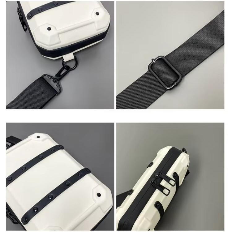 Borsa a tracolla impermeabile bianca, design robusto, cinturino regolabile nero, chiusure sicure. Ideale per viaggi e attività all'aperto.
