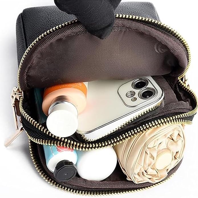 Custodia nera aperta con smartphone, flaconi cosmetici e accessori. Organizzatore compatto da viaggio, ideale per trucco e gadget.