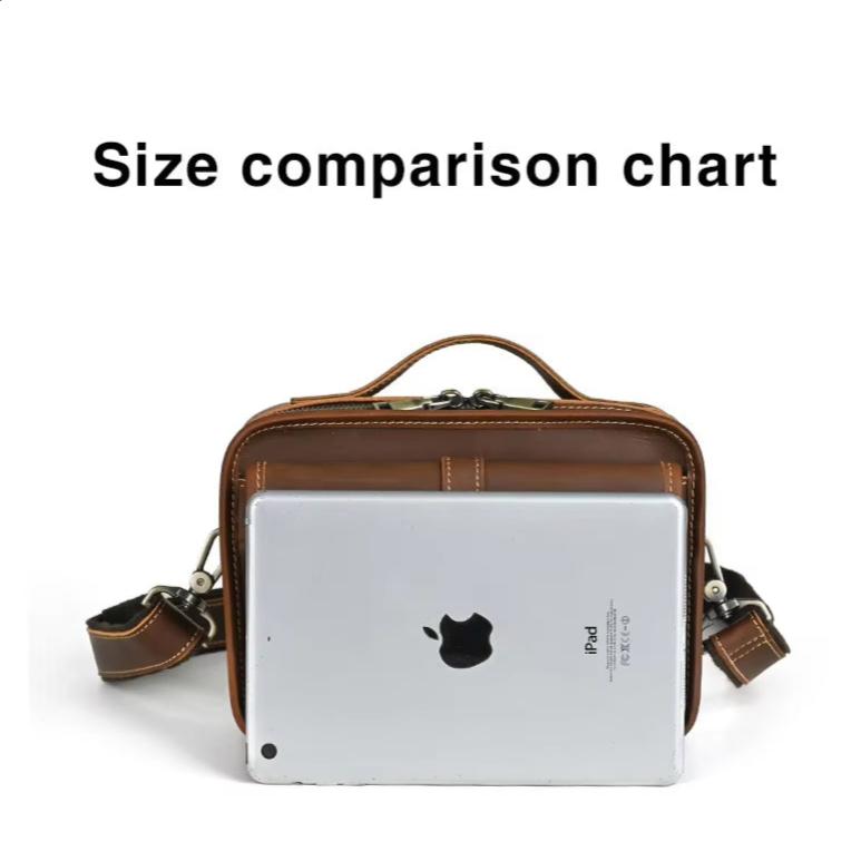 Confronto dimensioni borsa in pelle marrone con iPad, borsa a tracolla compatta, accessorio moda uomo, elegante e funzionale.
