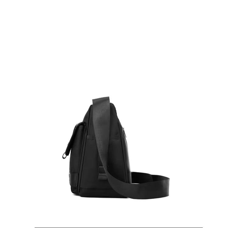 Borsa a tracolla nera unisex, design moderno, materiale resistente, ideale per lavoro e viaggio. Accessorio moda versatile e funzionale.