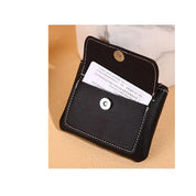 Portafoglio nero in pelle con bottone a pressione, tasca frontale e cuciture bianche. Design compatto, ideale per carte e contanti.