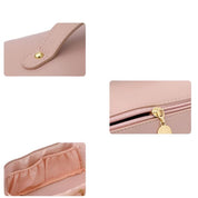 Borsa cosmetica rosa in pelle sintetica con cerniera dorata, dettagli interni spaziosi e tasche multiple. Elegante e pratica per il viaggio.