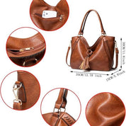 Borsa a spalla in pelle marrone con tasche multiple, dettagli in metallo dorato, cerniere, tracolla regolabile e decorazione con nappina.