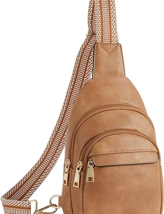 Zaino monospalla in pelle marrone con cerniere dorate e tracolla regolabile a righe. Design elegante e pratico per uso quotidiano.
