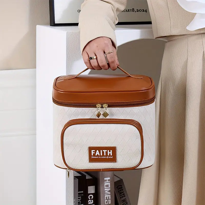Borsa termica bianca e marrone con manico, tasca frontale e scritta "FAITH". Ideale per picnic, viaggi, conservazione cibi. Elegante e funzionale.