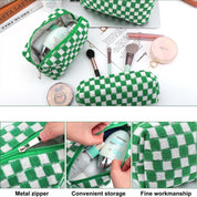Set di beauty case a scacchi verdi e bianchi con cerniera in metallo, contenente cosmetici e pennelli. Ideale per organizzare trucchi e accessori.