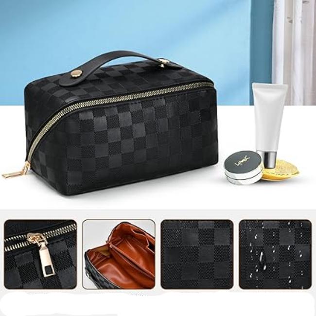 Borsa da toilette nera a scacchi con cerniera dorata, manico superiore, resistente all'acqua. Include crema e accessori da viaggio.