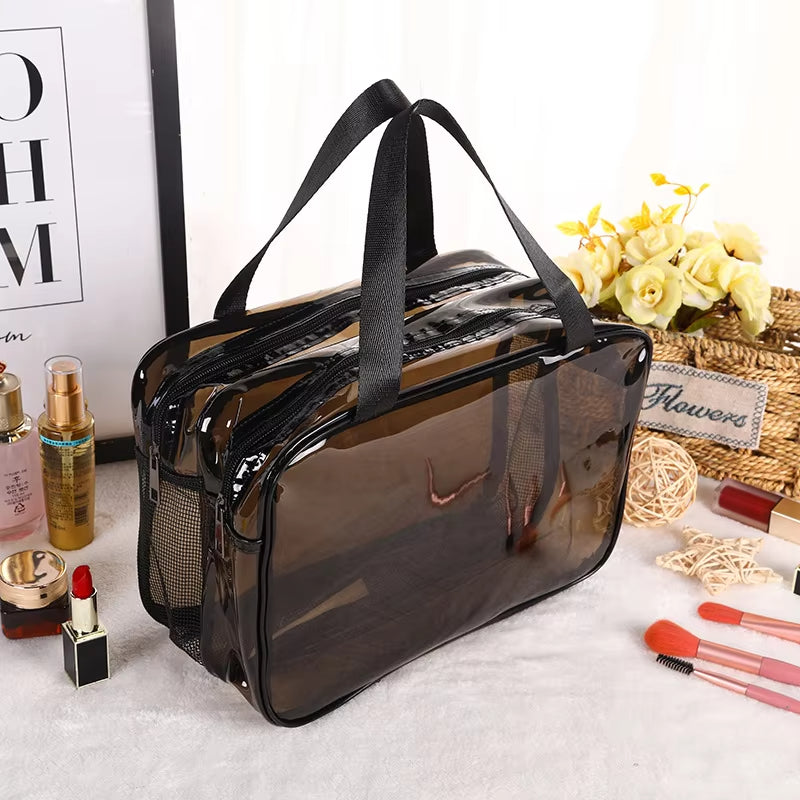 Borsa trasparente in PVC nero con manici neri, ideale per cosmetici. Design elegante, perfetta per viaggi e organizzazione trucco.