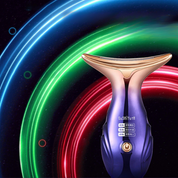 Rasoio elettrico blu e oro con design ergonomico, luci LED colorate sullo sfondo. Ideale per rasatura precisa e confortevole.