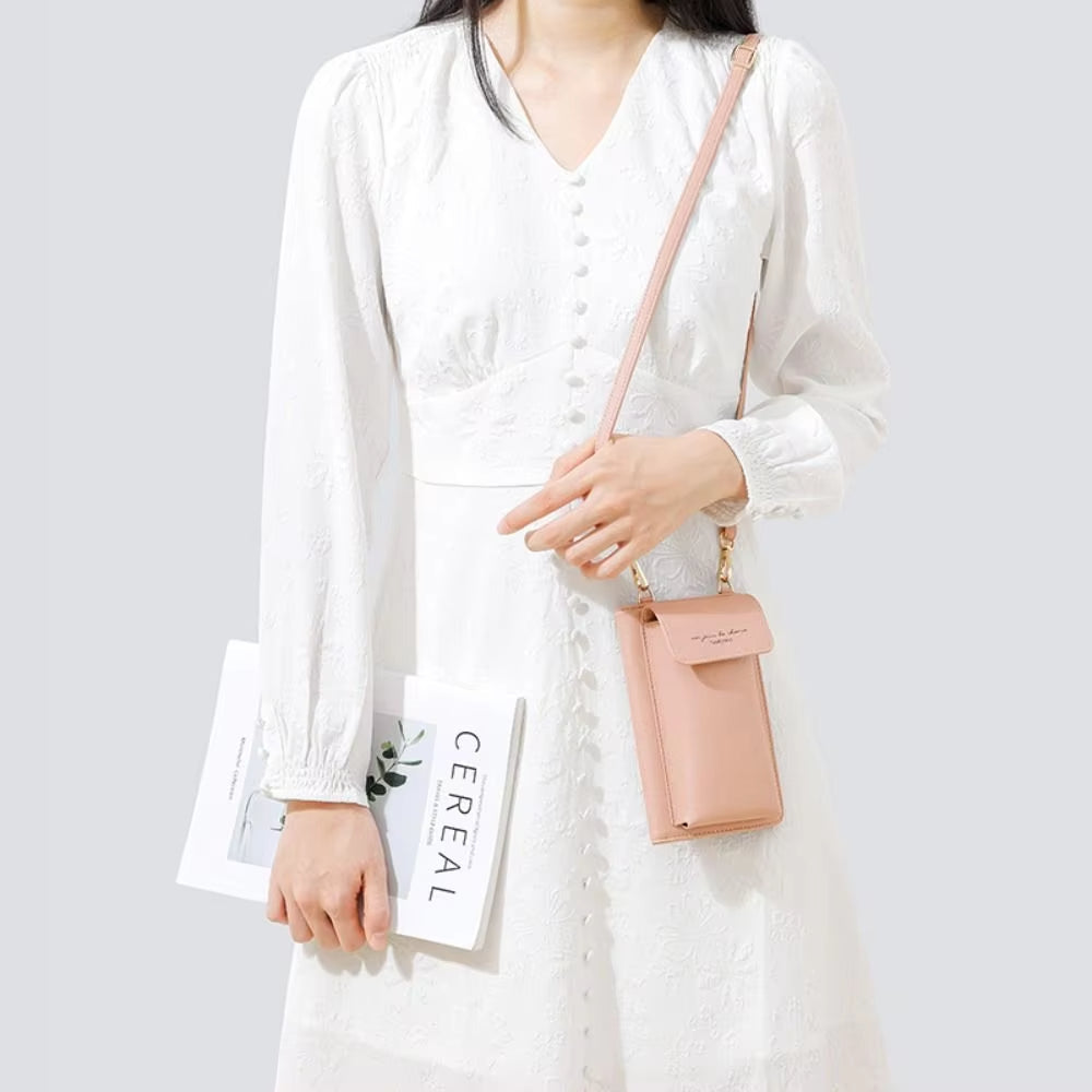 Donna in abito bianco elegante con borsa a tracolla rosa, tiene rivista. Moda femminile, accessori chic, stile minimalista.