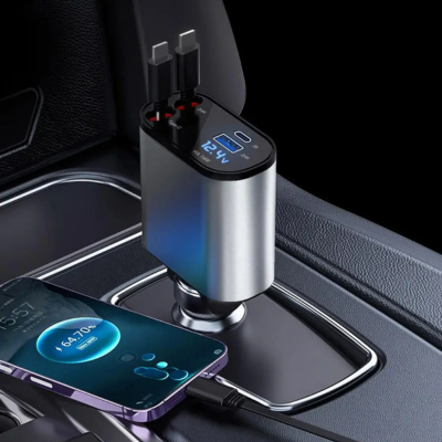 Caricatore USB per auto con display digitale, doppia porta di ricarica rapida, compatibile con smartphone, design moderno in metallo, installato in auto.