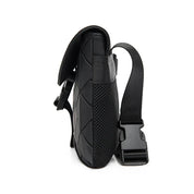 Borsa a tracolla nera in pelle con design geometrico, chiusura a fibbia, tasca laterale in rete. Accessorio moda elegante e funzionale.