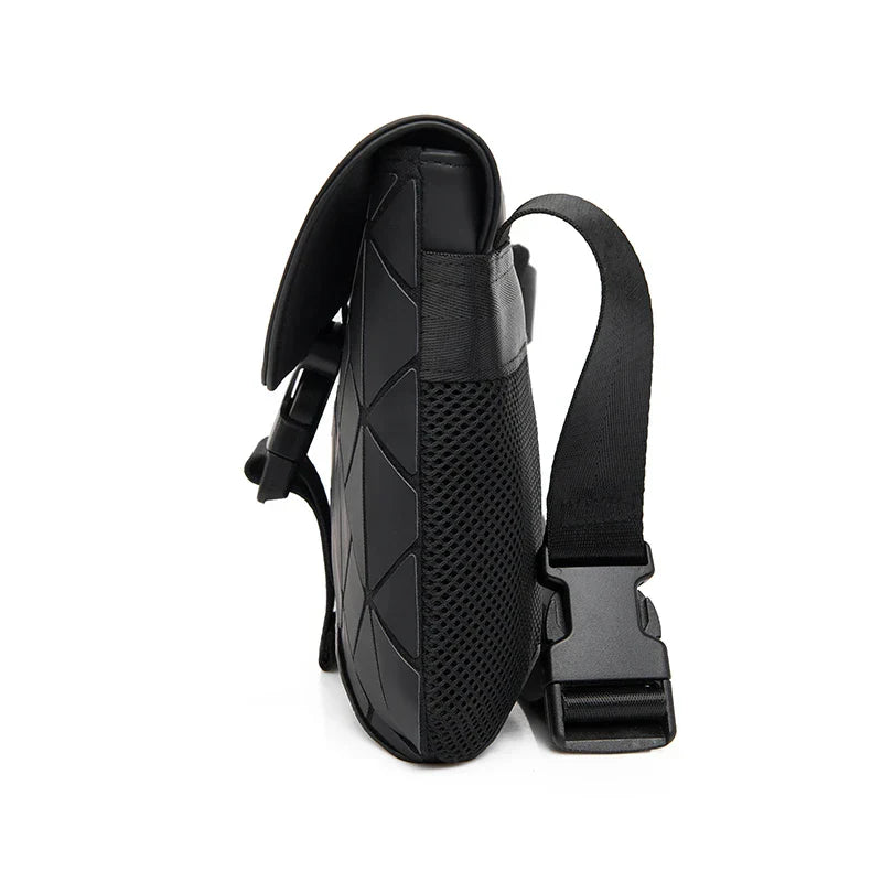 Borsa a tracolla nera in pelle con design geometrico, chiusura a fibbia, tasca laterale in rete. Accessorio moda elegante e funzionale.