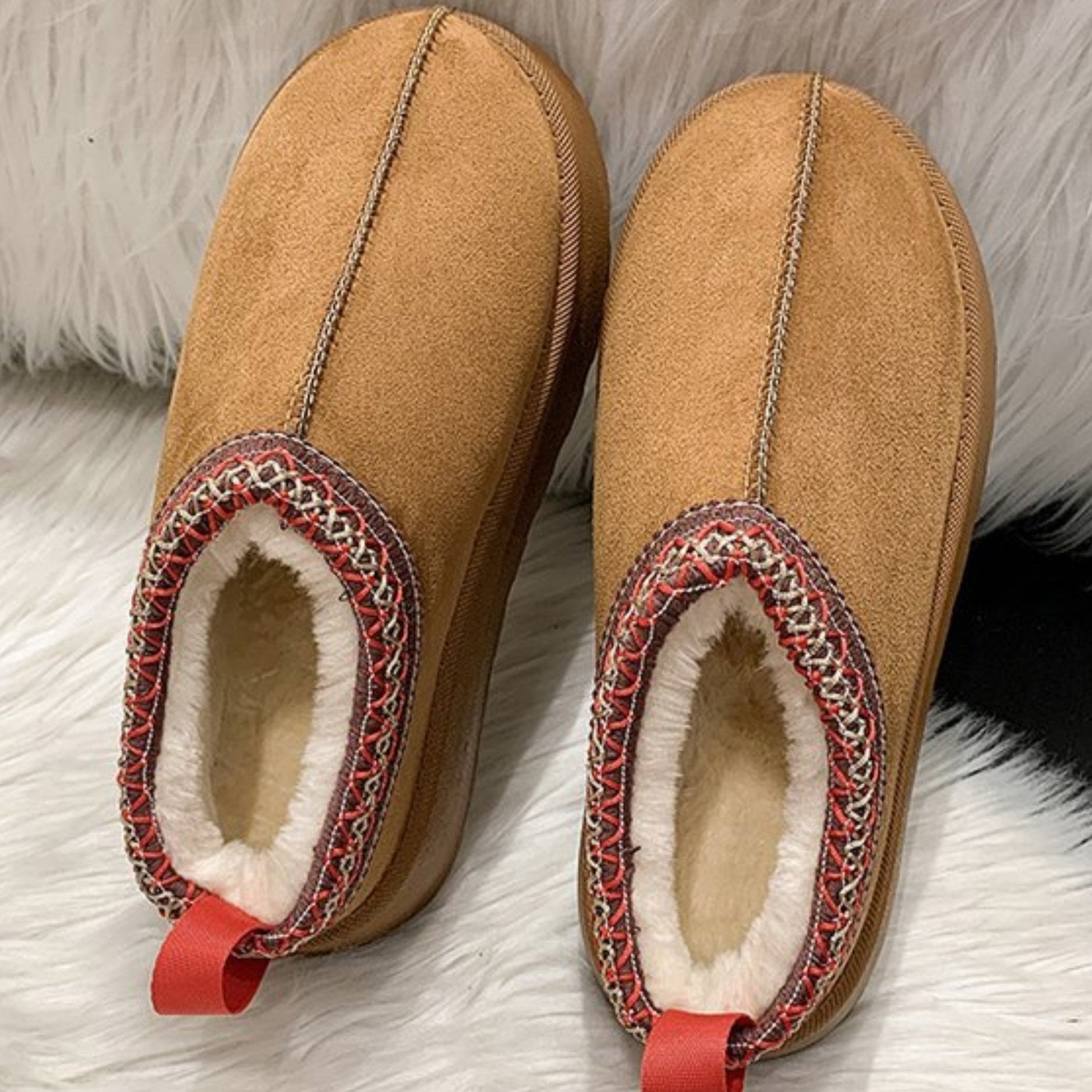 Pantofole invernali beige in pelle scamosciata con interno in pelliccia sintetica, dettagli ricamati rossi, suola antiscivolo. Comode e calde.
