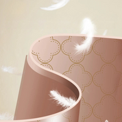 Vaso decorativo rosa con motivo geometrico, circondato da piume bianche su sfondo beige. Design elegante per interni moderni.
