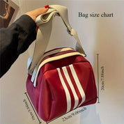 Borsa a tracolla rossa con strisce bianche, dimensioni 23x10x20 cm, design sportivo, manico regolabile, ideale per moda casual e sportiva.