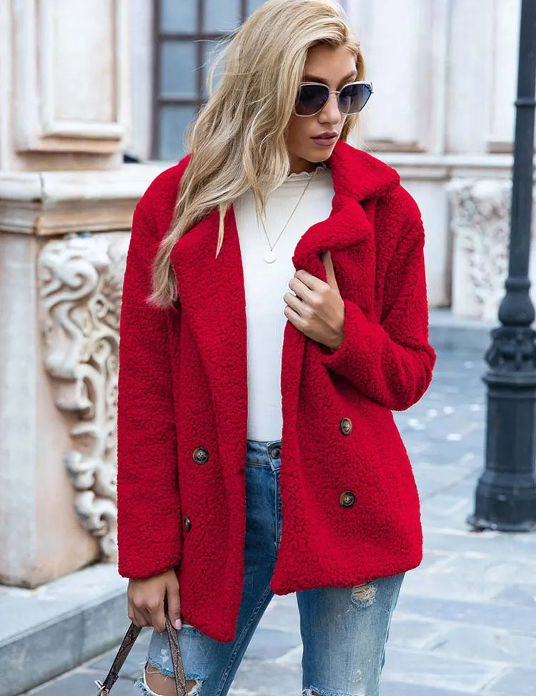 Donna con cappotto rosso in pelliccia sintetica, occhiali da sole, jeans strappati, maglia bianca. Moda autunnale, stile urbano elegante.