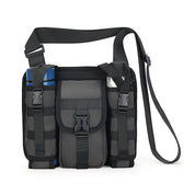 Borsa a tracolla tattica nera con tasche multiple, cinturino regolabile, portabottiglie e chiusura a fibbia. Ideale per escursioni e attività outdoor.