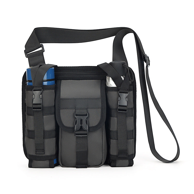 Borsa a tracolla tattica nera con tasche multiple, cinturino regolabile, portabottiglie e chiusura a fibbia. Ideale per escursioni e attività outdoor.