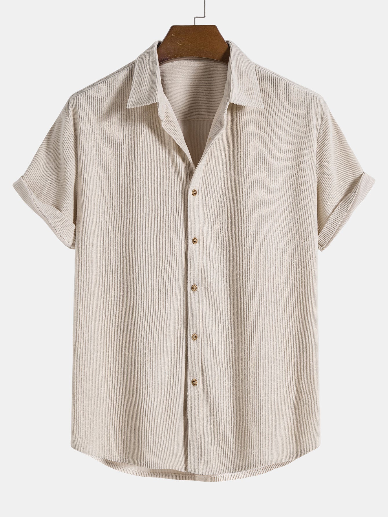 Camicia beige a maniche corte in lino, colletto classico, bottoni frontali, design casual estivo. Ideale per look eleganti e freschi.