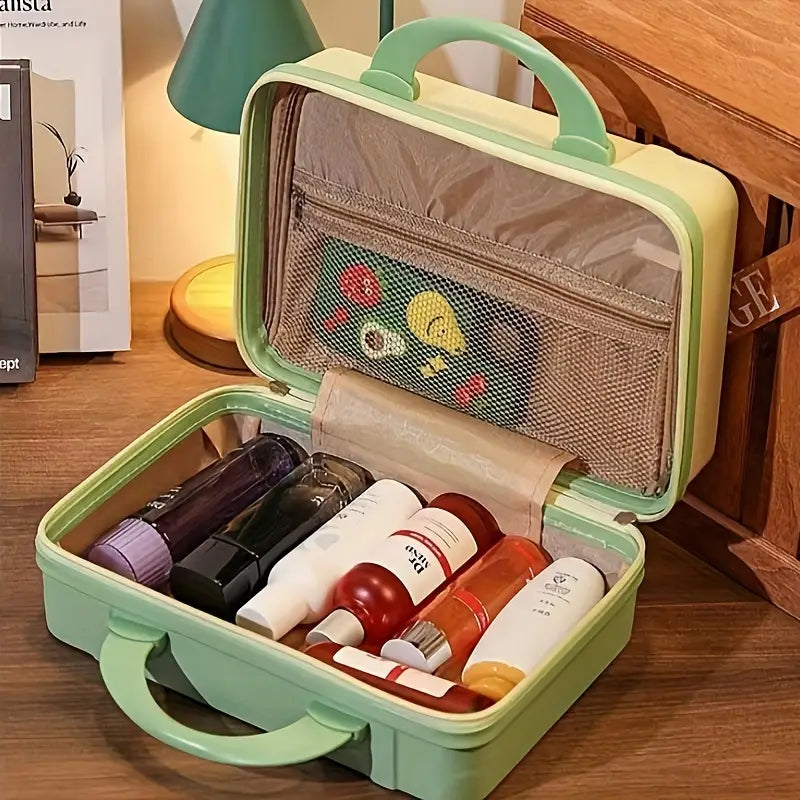 Valigia da viaggio verde aperta su tavolo, contenente flaconi di cosmetici e prodotti per la cura personale. Organizzatore compatto e portatile.