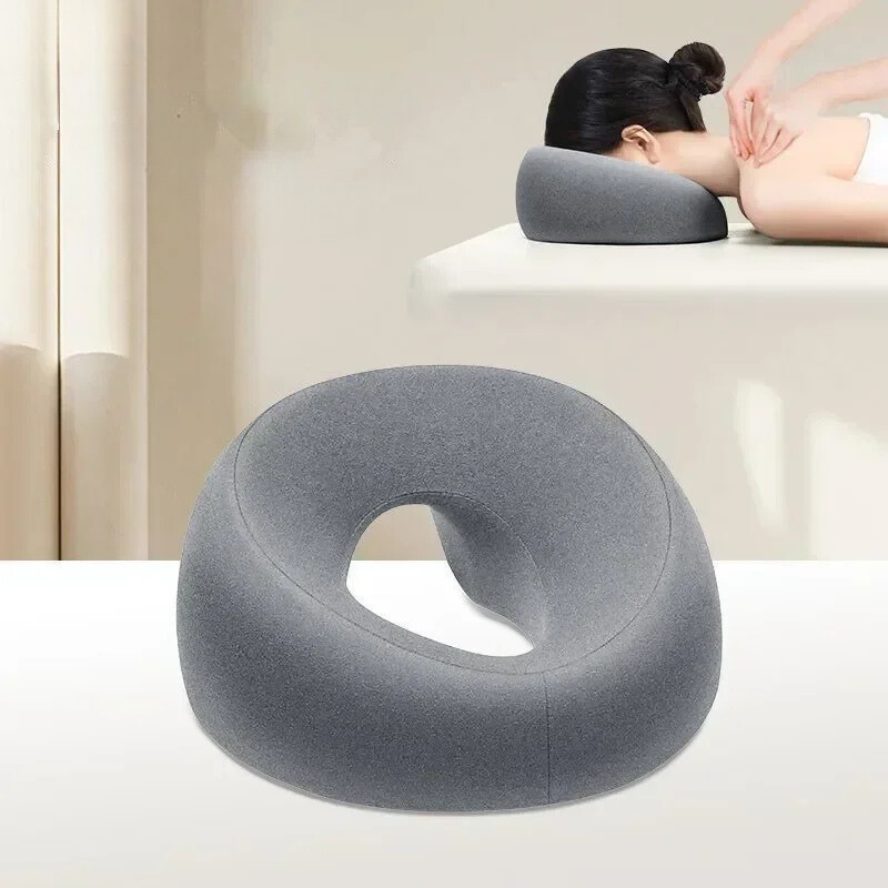 Cuscino massaggio grigio ergonomico, supporto collo e testa, ideale per relax e benessere, design moderno, perfetto per spa e centri benessere.