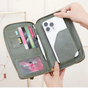 Portafoglio verde in pelle con cerniera, tasche per carte di credito, penna e scomparto per smartphone. Accessorio elegante e funzionale per l'organizzazione.