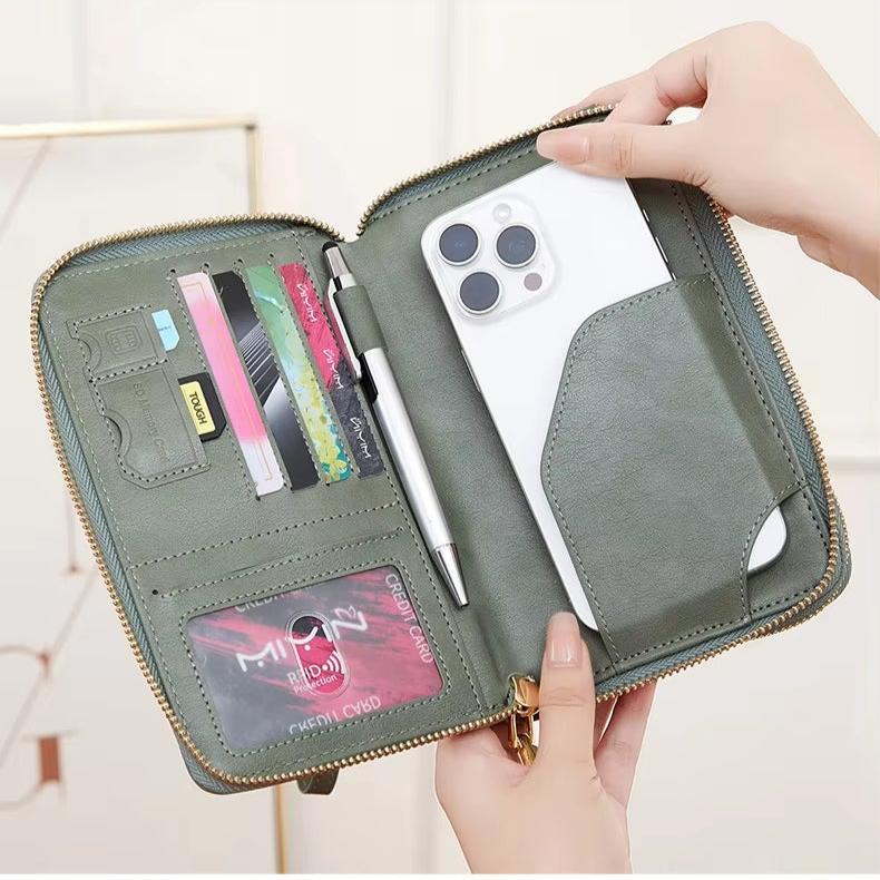 Portafoglio verde in pelle con cerniera, tasche per carte di credito, penna e scomparto per smartphone. Accessorio elegante e funzionale per l'organizzazione.