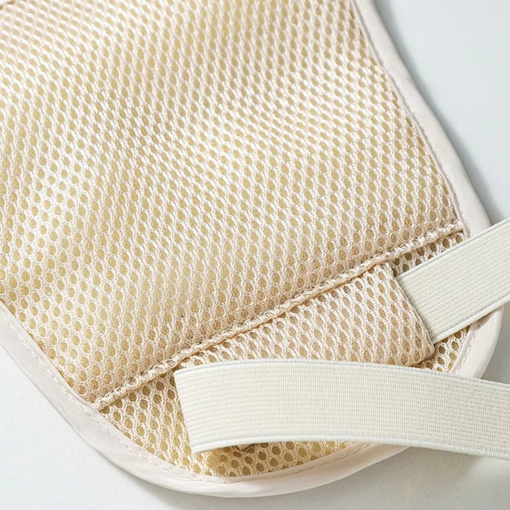 Cuscino in rete traspirante beige con elastico, ideale per supporto lombare e comfort. Accessorio ergonomico per sedia o auto.