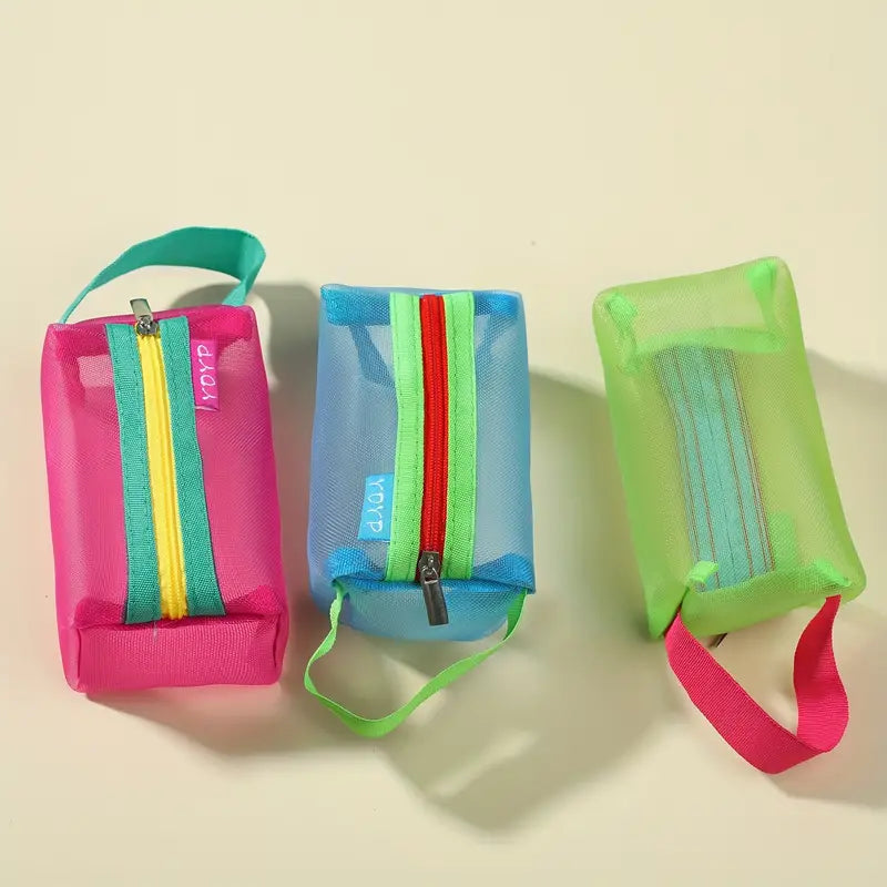 Tre astucci colorati in rete con cerniera: rosa, blu e verde. Design compatto, ideale per scuola o ufficio. Accessori organizzazione pratici.