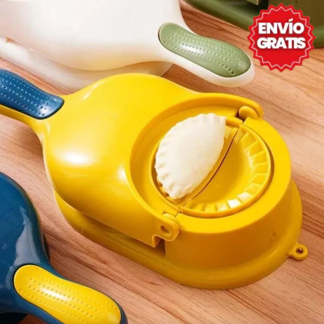 Macchina per ravioli gialla su tavolo in legno, con impasto all'interno. Utensile da cucina per preparare ravioli e empanadas. Spedizione gratuita.
