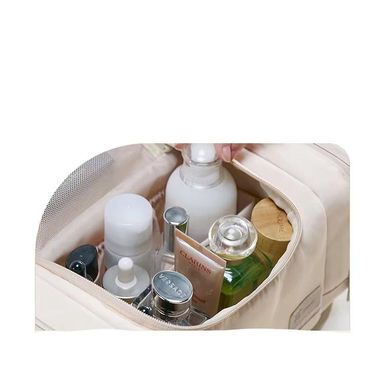 Beauty case beige con prodotti cosmetici: flaconi, creme, lozioni. Organizer da viaggio, accessori cura della pelle, borsa trucco compatta.