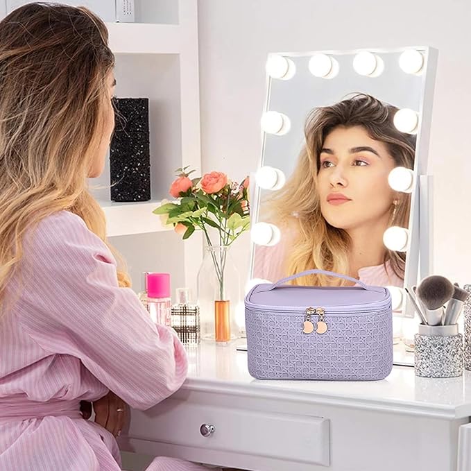 Donna seduta davanti a specchio con luci, borsa cosmetica viola su tavolo da trucco, fiori e pennelli. Accessori bellezza, organizzazione trucco.