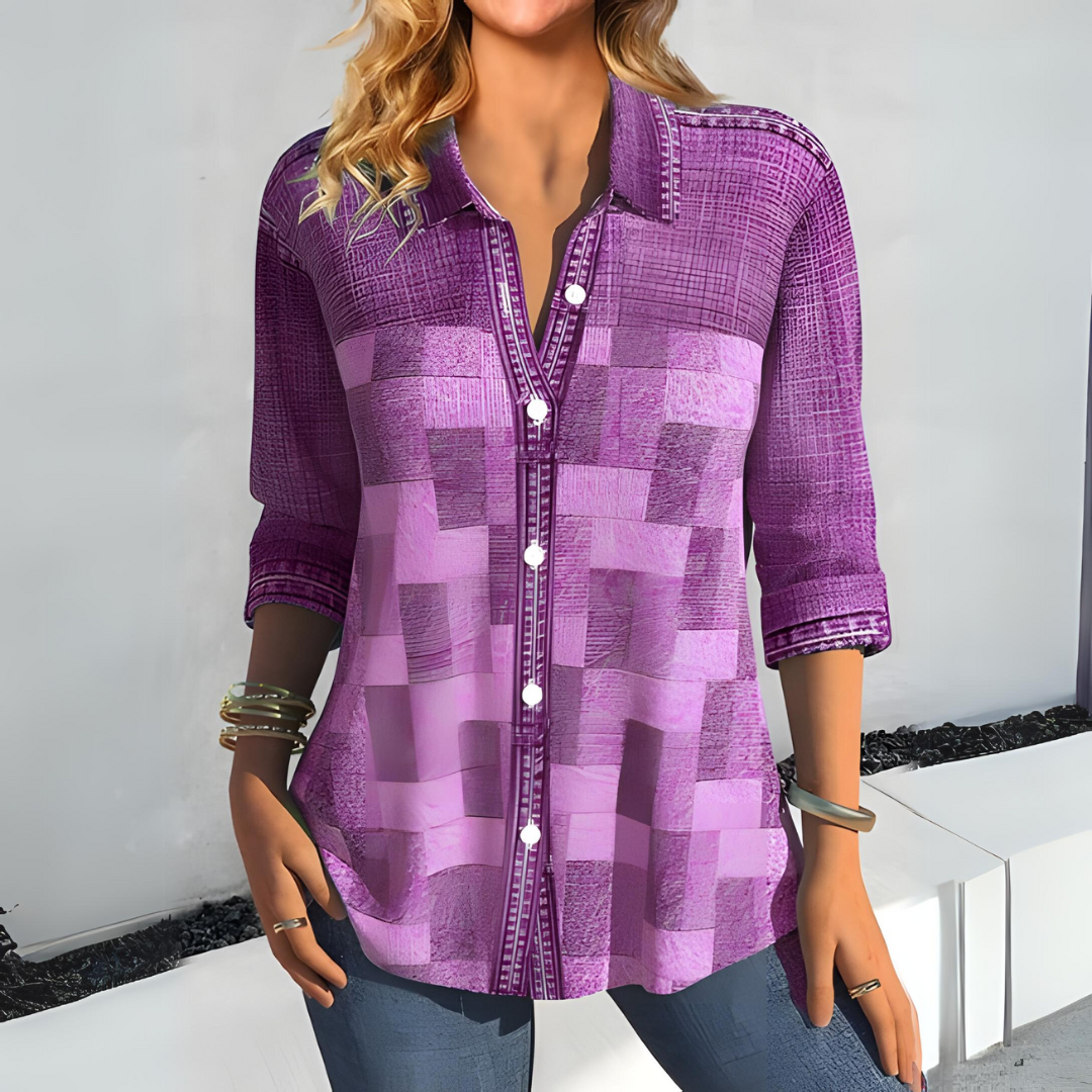 Camicia donna viola a quadri, maniche lunghe, bottoni bianchi, indossata con jeans. Moda casual femminile, abbigliamento autunnale elegante.