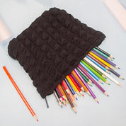 Astuccio nero in tessuto con matite colorate, accessorio scolastico, cancelleria creativa, organizzazione ufficio, design elegante e funzionale.