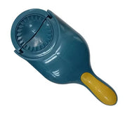 Schiaccianoci manuale blu con impugnatura gialla ergonomica, design robusto per noci di varie dimensioni, utensile da cucina essenziale.