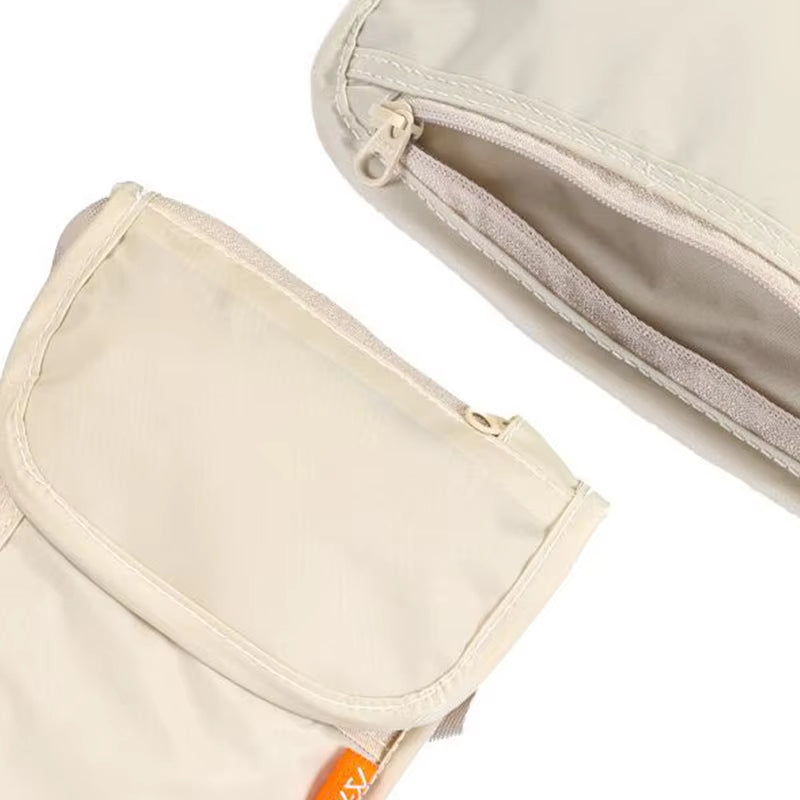 Marsupio da viaggio beige con cerniera, tasca frontale e design compatto. Accessorio ideale per sicurezza e praticità in viaggio.