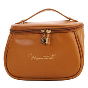 Borsa cosmetica marrone in pelle PU con cerniera dorata e manico superiore, design elegante, ideale per viaggi e organizzazione trucco.