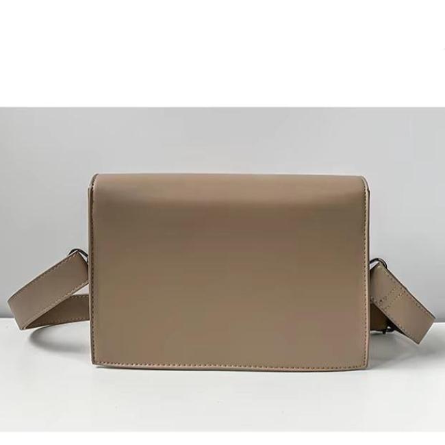 Borsa a tracolla in pelle beige, design minimalista, chiusura magnetica, ideale per moda donna, accessorio elegante e versatile.