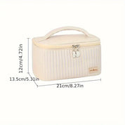Astuccio cosmetico beige con manico, dimensioni 21x13,5x12 cm, chiusura a zip, design elegante e compatto, ideale per viaggi e organizzazione trucco.