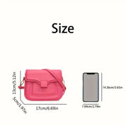 Borsa a tracolla rosa in pelle sintetica, dimensioni 17x13x5 cm, confronto con smartphone. Accessorio moda donna elegante e compatto.