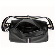 Borsa a tracolla in pelle nera con cerniera aperta, dettagli a righe bianche e nere, ideale per moda uomo e donna, accessorio elegante e funzionale.