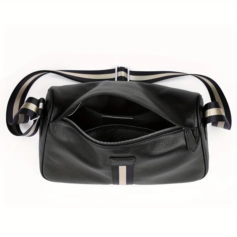 Borsa a tracolla in pelle nera con cerniera aperta, dettagli a righe bianche e nere, ideale per moda uomo e donna, accessorio elegante e funzionale.