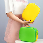 Donna con borsa termica gialla e verde, design moderno, ideale per pranzo al sacco. Accessorio pratico e colorato per ufficio o scuola.