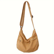 Borsa a tracolla in tela beige, design casual, con cerniera e tasche multiple. Accessorio moda donna, ideale per uso quotidiano.