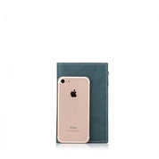 iPhone oro rosa su agenda verde, smartphone Apple elegante, design moderno, accessori tecnologici, compatibilità iOS, stile minimalista.