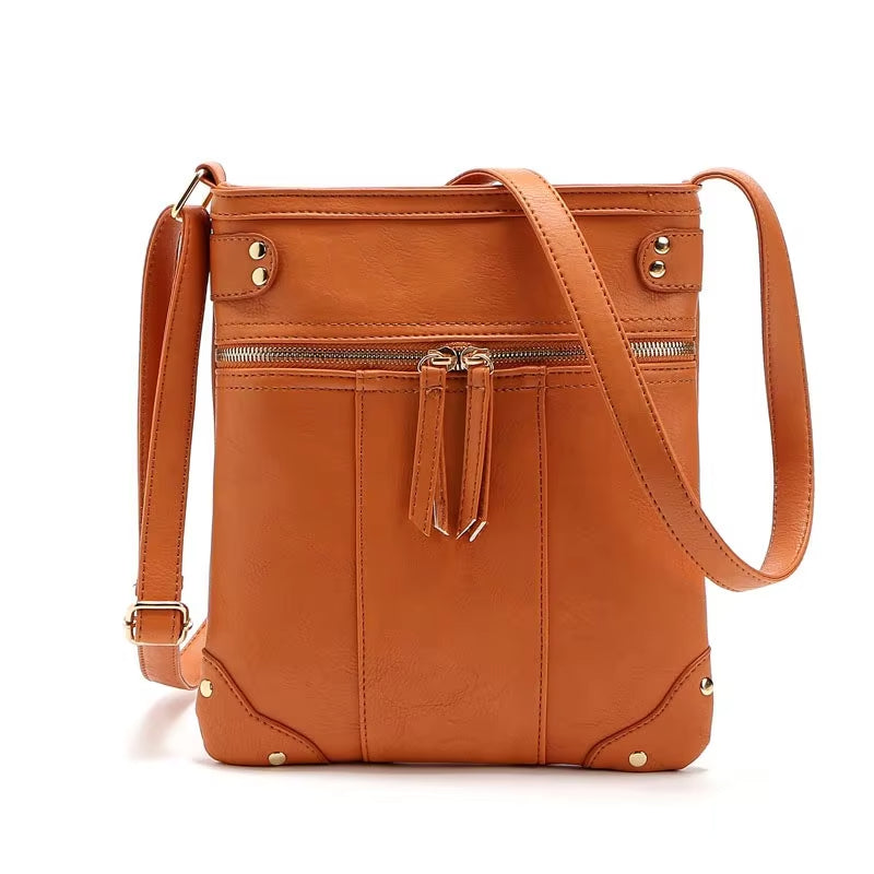 Borsa a tracolla in pelle arancione con cerniera frontale, dettagli in metallo dorato e tasche multiple. Elegante e pratica per l'uso quotidiano.