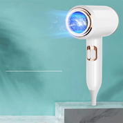 Asciugacapelli ionico bianco con design moderno, flusso d'aria blu, pulsanti dorati, su sfondo verde acqua. Accessorio per capelli, styling professionale.