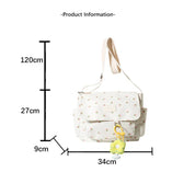 Zaino bianco con stampa floreale, dimensioni 34x27x9 cm, tracolla regolabile 120 cm, tasche laterali, ciondolo giallo. Accessorio moda donna.