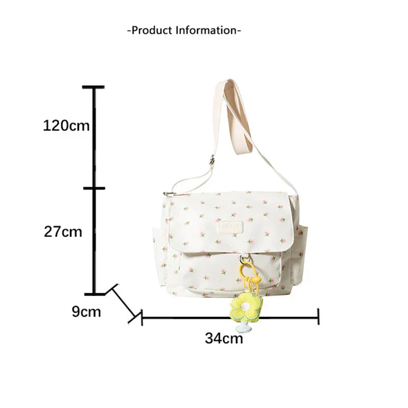 Zaino bianco con stampa floreale, dimensioni 34x27x9 cm, tracolla regolabile 120 cm, tasche laterali, ciondolo giallo. Accessorio moda donna.